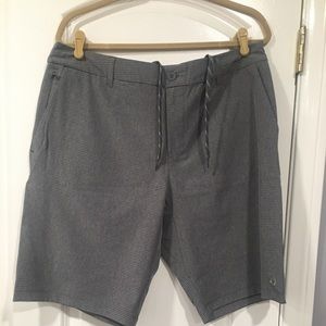 Hang Ten 36’ casual, 4 way stretch, quick dry 5 pocket and 1 zipper shorts.